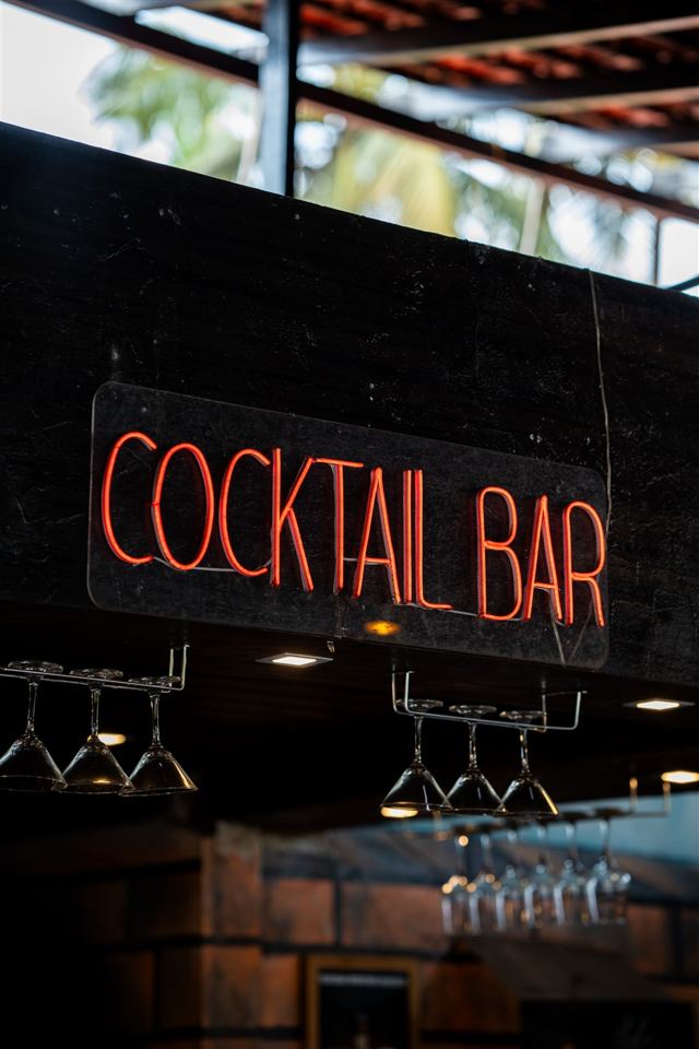 Cocktail Bar neon sign