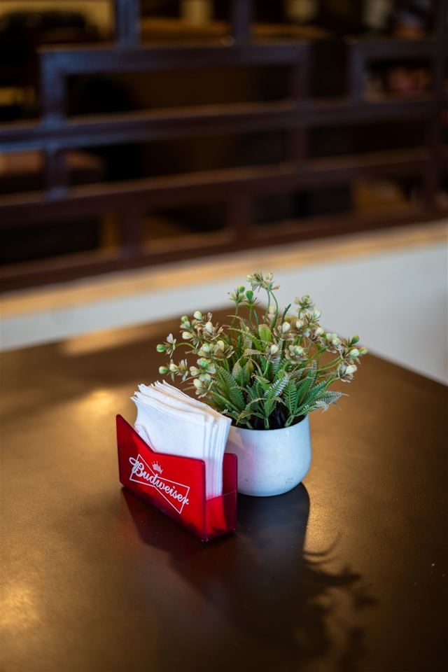 Table setting with napkins and flowers