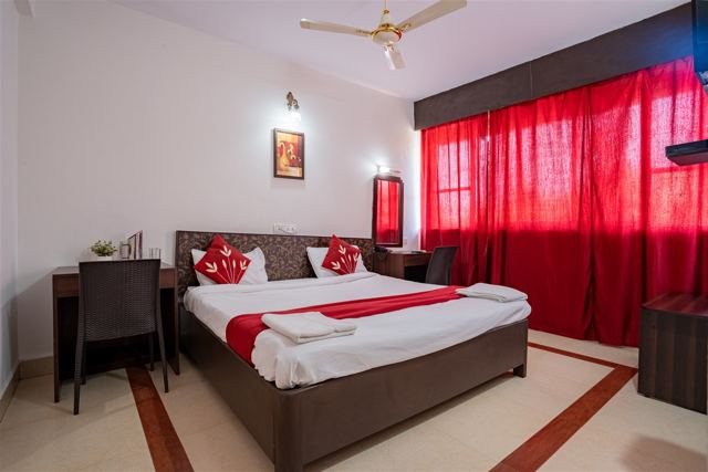 Deluxe double room with red accents
