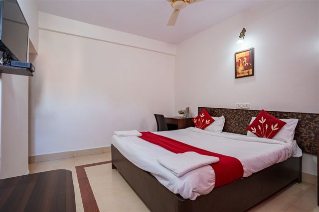 Deluxe double room with work desk