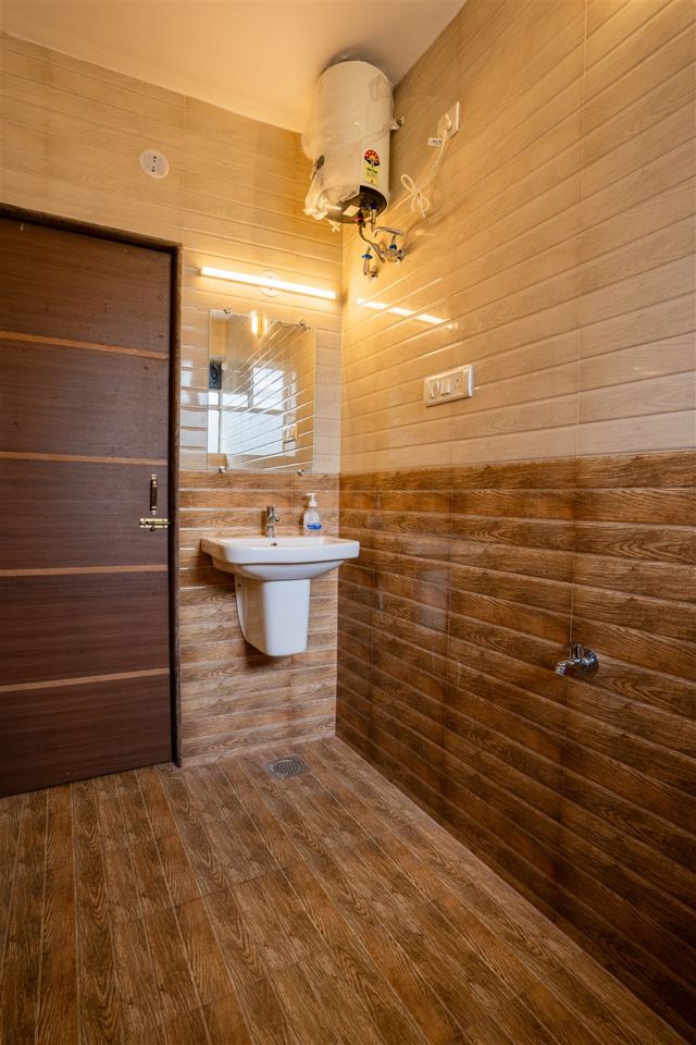 Bathroom with wooden-look tiles