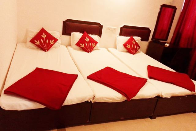 Triple bed room with three beds